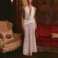 Primer plano del vestido blanco con cuello halter y detalles de rosas en 3D - S / Blanco