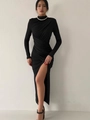 Elegante vestido negro ajustado de manga larga con cuello alto, fruncido lateral y abertura - S / Negro