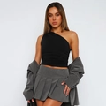 Dettaglio di top nero monospalla e gonna a pieghe grigia con blazer casual abbinato - XS / Borgogna