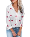 Detalle de camisa blanca de manga larga con estampado de labios rojos y cuello clásico - S / Estampado de Labios (NZ2401-01)