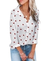 Detalle del estampado de corazones rojos y cuello abotonado en la camisa de manga larga - S / Estampado de Corazón (NZ2401-02)
