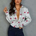 Damen Langarmhemd aus Satin mit rotem Lippenprint und geknöpftem Revers-Design - S / Weiß Roter Lippenprint (NZ2401-01)