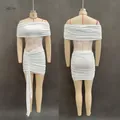 Détail de la robe moulante blanche à épaules dénudées avec tissu froncé et empiècement dentelle - S / Robes / Blanc