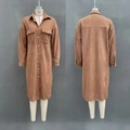Vues détaillées avant et arrière de la robe chemise en velours côtelé marron à poches - S / Caramel