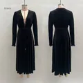 Vue avant et arrière d'une robe en velours noir avec décolleté en V et dentelle délicate - S / Robes / Noir (Avec Ceinture)