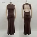 Détails du dos nu et des plis drapés sur cette robe longue marron sans manches - S / Robes / Café