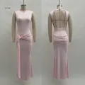 Détail de la robe rose sans manches montrant des plis et un dos nu échancré - S / Robes / Rose
