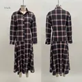 Vue avant et arrière d'une robe chemise à manches longues à carreaux noirs sur mannequin - S / Robes / Noir et Blanc