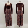 Detailweergave van een vintage lange jurk met bruine fluwelen top en paisley print rok - S / Afbeelding Kleur (Zonder Riem)