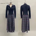 Détail de la robe bleu paon montrant les vues avant et arrière avec motif patchwork - S / Robes / Bleu sarcelle