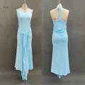 Détail d'une robe longue dos nu bleu clair avec plis à la taille et longs rubans élégants - S / Robes / Bleu clair