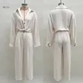 Détail d'un ensemble blanc deux pièces avec chemise boutonnée à nouer et pantalon large - S / Haut Et Bas / Blanc