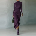 Elegante dieppaarse jurk met lange mouwen, zijwaartse plooien en asymmetrische zoom - M / Paars