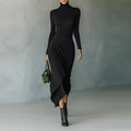 Elegante zwarte jurk met lange mouwen, coltrui, tailleplooien en een onregelmatige zoom - S / Zwart