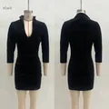 Détail de la robe en velours noir à col en V profond et finitions de couture froncées - S / Robes / Noir