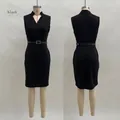 Vue avant et arrière de la robe fourreau noire sans manches avec col en V et ceinture - S / Robes / Noir