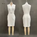 Détails avant et arrière d'une robe blanche sans manches avec col en V et ceinture fine - S / Robes / Blanc