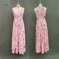 Détail de la robe longue rose en mousseline fleurie avec col en V et motifs tulipes - S / Robes / Rose Clair