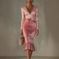 Elegante midi-jurk van fluweel met bloemenprint patchwork-stijl en een zeemeerminzoom - S / Perzik