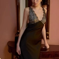 Elegante abito lungo aderente con scollo a V e pizzo in trama di seta nera per donne - S / Nero