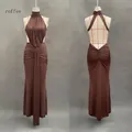 Détails de la robe longue dos nu café avec une coupe élégante et des fronces flatteuses - S / Robes / Café