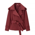 Korte donkerrode trenchcoat voor dames met tailleriem en dubbele rij knopen - S / Rood