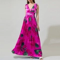 Vue détaillée du motif floral sur la robe longue bohème avec décolleté plongeant en V - S / Rouge Pourpre