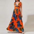 Détail du décolleté en V plongeant et des nœuds d'épaule sur la robe maxi bohème à fleurs - S / Orange Bleu