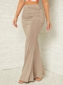 Detailansicht des hoch taillierten Designs mit seitlicher Raffung am Khaki-Maxirock - S / Khaki