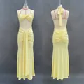 Vue détaillée avant et arrière d'une robe longue dos nu jaune à licou et fronces - S / Robes / Jaune
