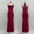 Détail de la robe longue bordeaux avec fronces, empiècement en résille et dos nu sexy - S / Robes / Bordeaux