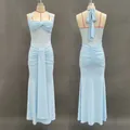 Détail d'une robe dos nu bleu clair avec un grand nœud et un empiècement en résille - Bleu clair