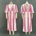 Détail de robe à col en V à rayures géométriques et laçage au dos pour un look d'été - S / Robes / Blanc Rouge