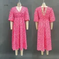 Détail de la robe léopard rose avec décolleté en V profond et manches bouffantes - S / Robes / Rose