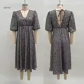 Détail de la robe midi léopard verte avec col en V, manches bouffantes et dos nu élégant - S / Robes / Vert
