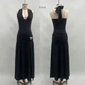 Détails de la robe dos nu noire avec fronces latérales et boucle fleurie argentée - S / Robes / Noir