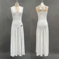 Détail de la robe longue blanche dos nu avec fente latérale et boucle à la taille - S / Robes / Blanc