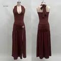 Détail de robe longue dos nu marron café avec fronces et boucle de fleur en métal doré - S / Robes / Café