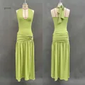 Détail de la robe licou verte avec fronces à la taille et fente latérale sur mannequin - S / Robes / Vert