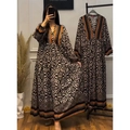 Lange maxi-jurk voor dames met V-hals, zwart-witte geometrische print en oranje bies - M / Zwart Wit Oranje Etnische Print