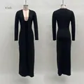 Détails du décolleté en V profond et du plissé sur la robe longue noire à manches longues - S / Robes / Noir