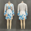Vorder- und Rückseite eines weißen V-Ausschnitt-Kleides mit blauen und orangefarbenen Mustern - S / Blau Floral