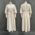Elegante abito lungo beige con scollo a V, bordo in pizzo bianco e coulisse in vita - S / Albicocca