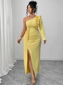 Detail eines gelben One-Shoulder-Abendkleids mit Rüschenschulter und hohem Beinschlitz - 1XL / Gelb