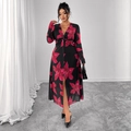 Bloemen maxi-jurk met V-hals, roze bloesems op zwart en een knoopdetail in de taille - XL / Zwart