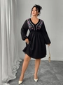 Primer plano del bordado floral colorido y el escote en V profundo del vestido negro - XL / Negro