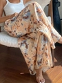 Détail d'un pantalon large à taille haute avec un motif tie-dye artistique bleu et marron - XL / Abricot
