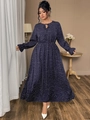 Dettaglio dell'abito blu scuro a pois con scollatura a laccetto e polsini con volant - 3XL / Blu Notte