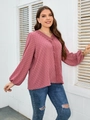 Detail der Chiffonbluse mit Schweizer Punkten in Altrosa mit Spitze und V-Ausschnitt - 1XL / Rosa
