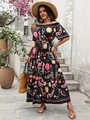 Detail van de bohemien bloemenjurk met off-shoulder halslijn en gelaagde rok - 1XL / Zwart